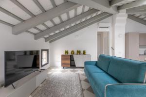 奇塔代拉Corte alle mura - Mansarda lux的客厅配有蓝色的沙发和电视