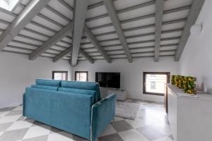 奇塔代拉Corte alle mura - Mansarda lux的客厅配有蓝色的沙发和电视