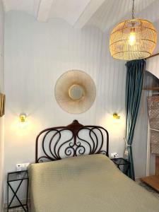 瓦伦西亚Esmeralda Apartment With Free Private Underground Parking的一间卧室配有一张床、两盏灯和一盏灯。