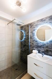 圣弗朗索瓦Tropical Cocooning的一间带水槽和玻璃淋浴的浴室