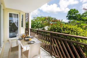 圣弗朗索瓦Tropical Cocooning的阳台配有白色的桌椅。