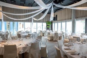 斯托克马克内斯Quality Hotel Richard With的宴会厅配有白色的桌椅和窗户