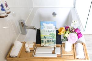 贝弗利提克同格兰奇酒店的书架上带书和鲜花的浴室