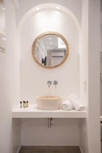 阿吉奥斯普罗科皮奥斯深蓝公寓式酒店的一间带水槽和镜子的浴室