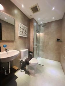 巴淡岛中心oxy suites 2-06 at Shop House Meisterstadt Pollux Habibie的浴室配有卫生间、盥洗盆和淋浴。