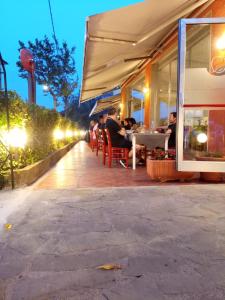 BarbarascoSan Quirico Locanda ristorante pizzeria的一群人晚上坐在餐馆里