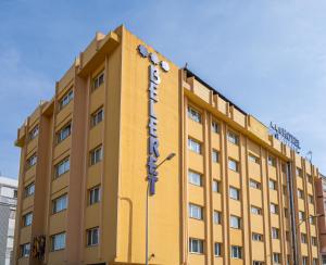 瓦伦西亚贝勒雷特酒店的黄色的建筑,上面有标志