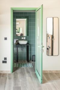 斯利马Privilege Suit SLiema的一间带水槽和镜子的浴室