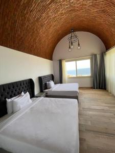赫尔格达Azzurra two-bedrooms apartment at Sahl Hasheesh的酒店客房设有两张床和窗户。
