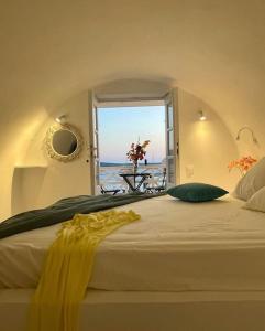 伊亚The Bay - Loft apartment Sea & Sunset View的一间卧室设有一张床,享有海景