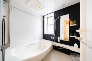 东京Generous Forest 301的浴室配有白色浴缸和水槽