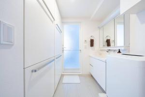 东京Generous Forest 301的白色的厨房配有水槽和冰箱