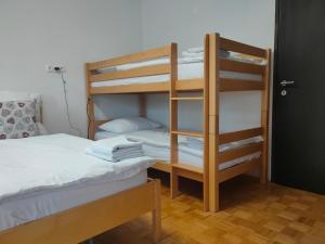 什科菲亚洛卡Rooms and Apartment Na poljani的客房设有两张双层床和一张床。