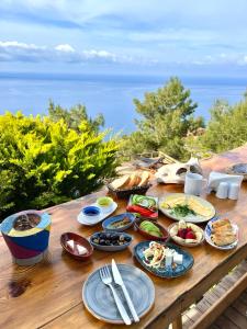 法拉尔雅Deep Ocean Camping-Adults Only的一张木桌,上面放着食物盘