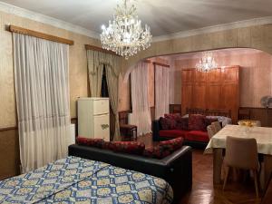 科布列季Welcome to Kobuleti的带沙发的客厅和用餐室