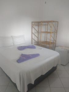 伊列乌斯Pousada Éden Rio的床上有两条紫色毛巾