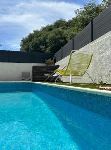 马赛Cosy Studio en résidence privée的游泳池旁的黄色椅子