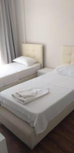 马尔马里斯GOLDKAYA HOTEL的两张带白色床单和毛巾的床
