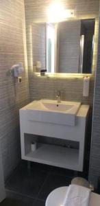 马尔马里斯GOLDKAYA HOTEL的浴室设有白色水槽和镜子