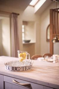 佩尼库克Eastside Byre - Family cottage in the Pentland Hills near Edinburgh的桌上放着玻璃碗和柠檬
