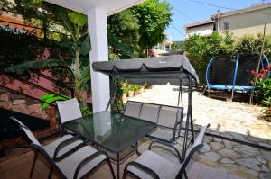 帕尔加Villa Ektoras by EY Villas的庭院内桌椅和遮阳伞