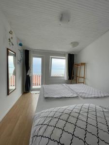 皮兰Sunrise SeaView Apartment Fiesa的一间设有两张床和窗户的大卧室