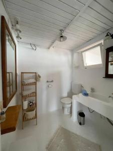 皮兰Sunrise SeaView Apartment Fiesa的白色的浴室设有卫生间和水槽。