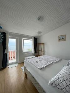 皮兰Sunrise SeaView Apartment Fiesa的一间卧室设有一张大床和一个窗户。