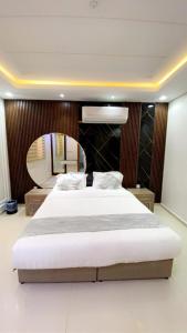 艾卜哈Layali Rahaf Chalets的一间卧室配有一张大床和大镜子