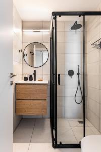 特拉维夫Mate GEORGE - By HOMY的带淋浴、水槽和镜子的浴室