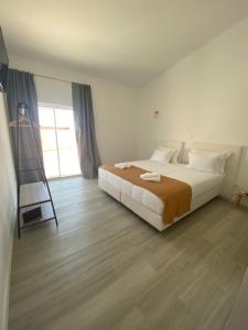 米尔芳提斯城Casa das Marias的一间卧室设有一张大床和梯子