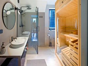 亚沃尔基Apartamenty Łasica Jaworki的浴室设有2个水槽和镜子