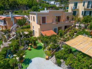 伊斯基亚La Rosa - Luxury B&B的享有花园房屋的空中景致