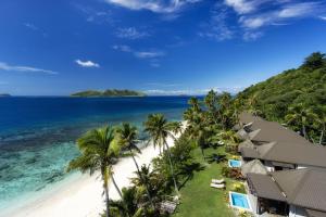 马塔马诺阿岛马塔马诺阿岛度假酒店的享有棕榈树海滩和大海的空中景致