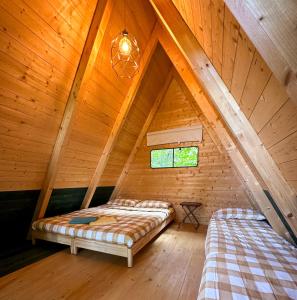 蓬特雷莫利Camping Federico Farm的阁楼上的卧室配有两张床
