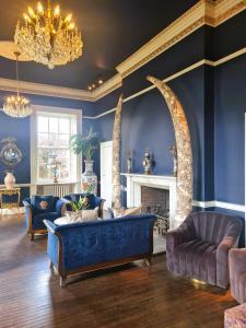 查希尔Newton Hall的蓝色的客厅配有沙发和壁炉