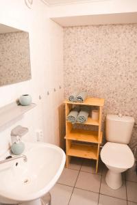 尼察Aizpuri West View的浴室配有白色卫生间和盥洗盆。