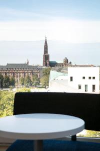 斯特拉斯堡Aloft Strasbourg Etoile的一张白色的桌子,享有城市美景