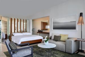 纳沙泰尔帕拉菲特酒店的酒店客房,配有床和沙发
