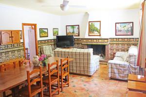 乌夫里克Casa Rural La Fresneda的客厅配有桌子和壁炉