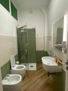 乌斯蒂卡Casa Gina e Pietro的浴室配有2个盥洗盆、卫生间和淋浴。
