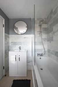 皇家滕布里奇韦尔斯Accommodation at Salomons Estate的浴室配有白色水槽和淋浴。