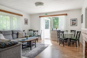 莫拉Vandrarhemmet Stranden的客厅配有沙发和桌子