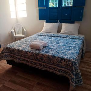 圣湖镇Casa com piscina e churrasqueira em Lagoa Santa MG的一间卧室配有一张蓝色床头板的床