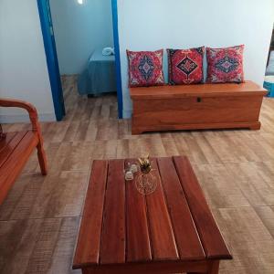 圣湖镇Casa com piscina e churrasqueira em Lagoa Santa MG的客厅配有木桌和沙发