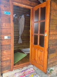 托马尔Quinta da Choupana的小木屋的开放式门,配有雨伞