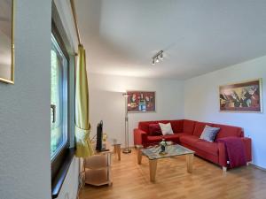 弗兰克瑙Apartment Fieke by Interhome的客厅配有红色的沙发和桌子