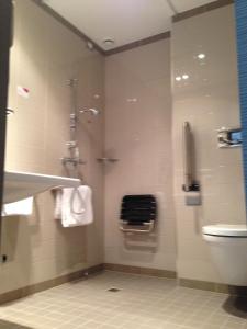 维罗纳维罗纳菲尔拉皇冠假日酒店的带淋浴、卫生间和毛巾的浴室
