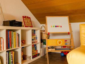 迪蒂斯豪森Holiday Home Quelle by Interhome的一间儿童房,配有书架和一张床