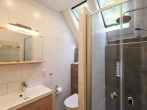 弗兰克瑙Holiday Home Am Sternberg 50 by Interhome的带淋浴、卫生间和盥洗盆的浴室